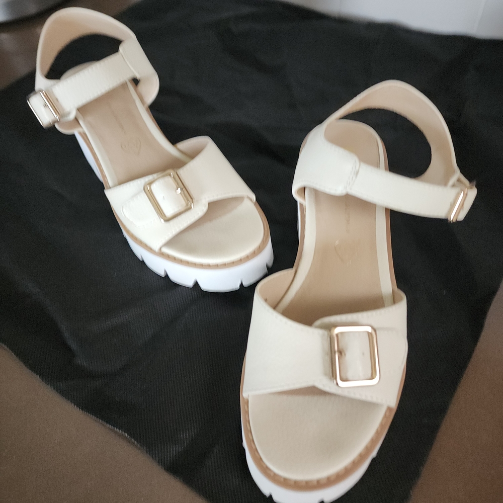 Chic Cream Sandals with Gold Accents
